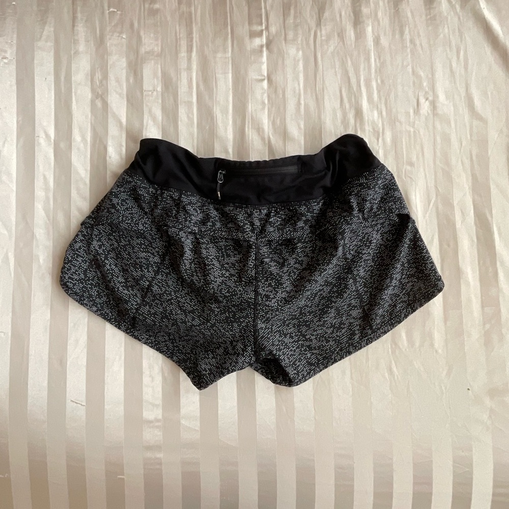 Lululemon Speed Up Low-Rise Lined Short 2.5 (Size 6, Black)